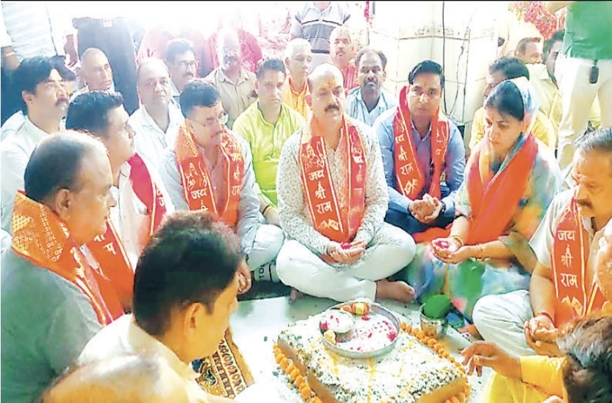 To mark the completion of 12 successful years of the Modi government, a havan and aarti were performed at the Sitaram Temple and a chadar was presented at the dargah.
