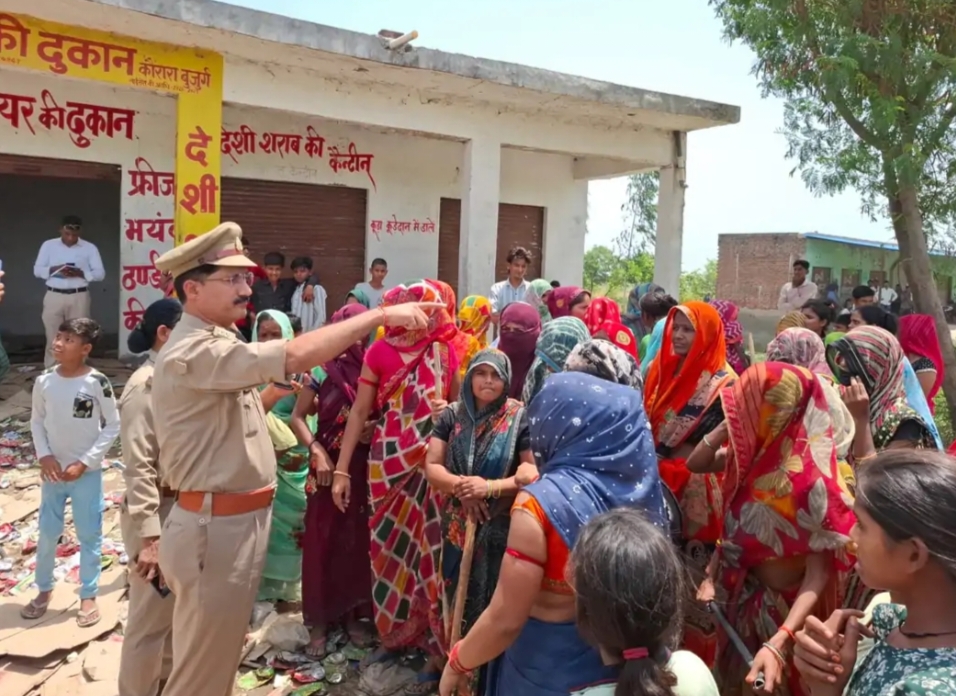 महिलाओं को समझाती पुलिस