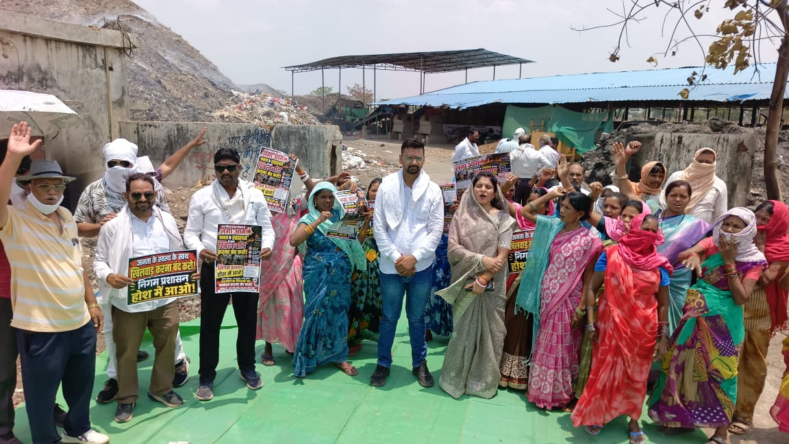 कचरा संग्रहण केंद्र के सामने प्रदर्शन करते वार्डवासी।