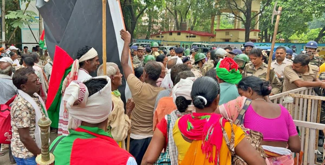 बैरिकेटिंग कर पुलिस ने आंदोलनकारियों को रोका
