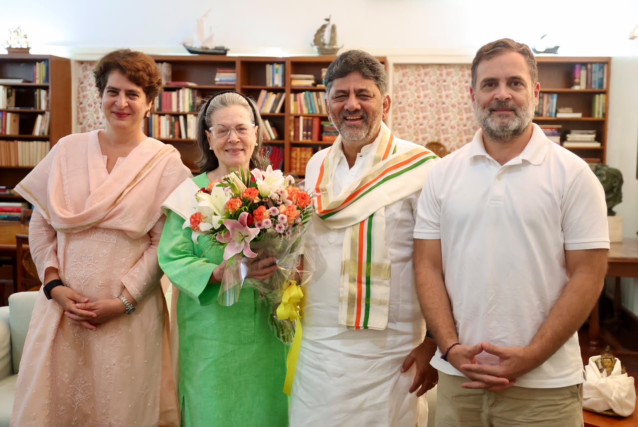 नई दिल्ली में कांग्रेस संसदीय दल की अध्यक्ष सोनिया गांधी, लोकसभा में नेता प्रतिपक्ष राहुल गांधी और कांग्रेस महासचिव प्रियंका गांधी वाद्रा से मुलाकात करते कर्नाटक के मुख्यमंत्री डी.के. शिवकुमार।