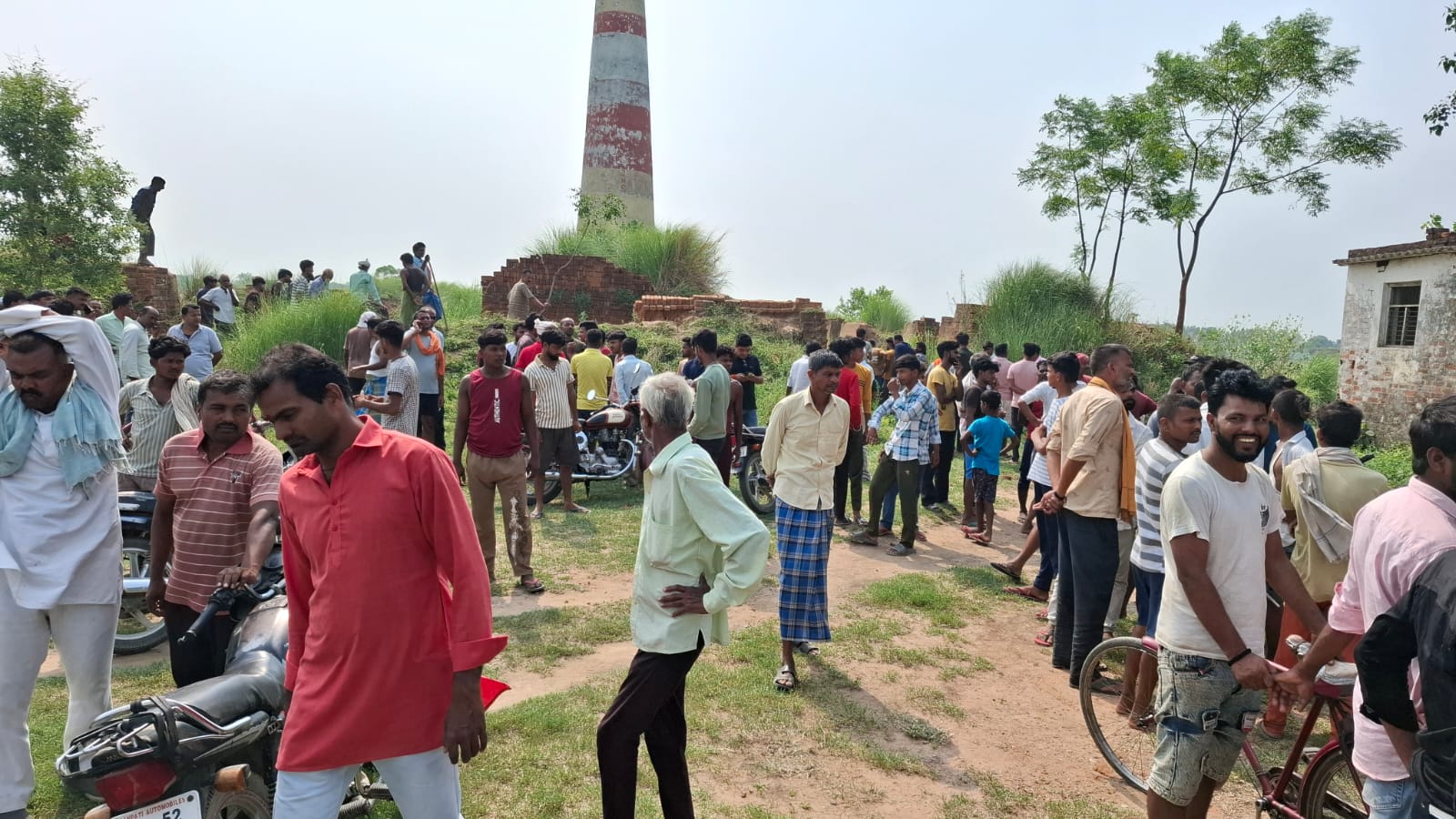 चिमनी पर उमड़े ग्रामीण