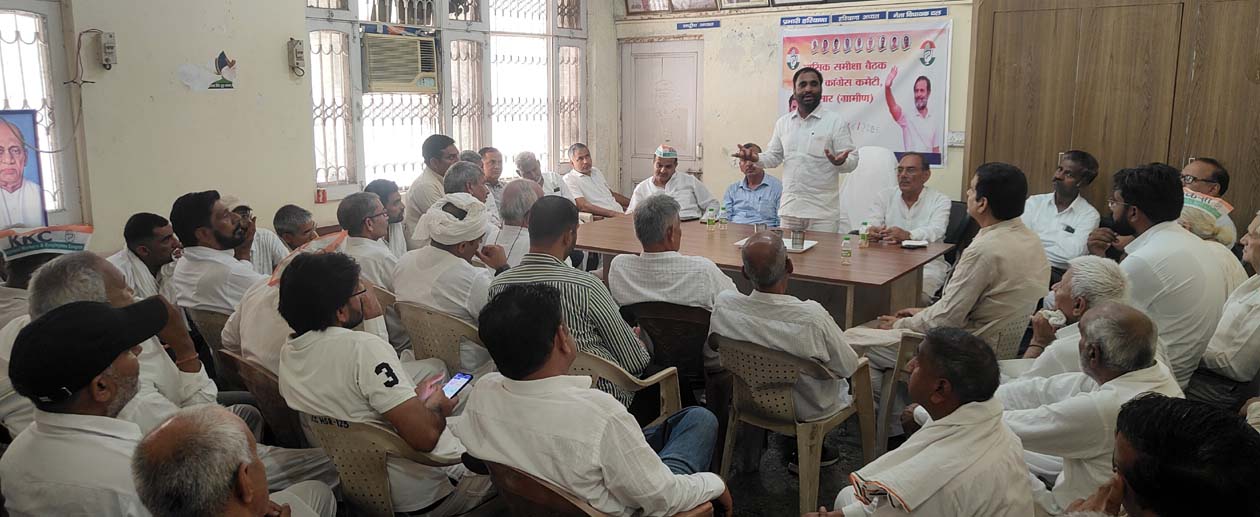 बैठक को संबोधित करते जिला अध्यक्ष बृजलाल बहबलपुरिया।