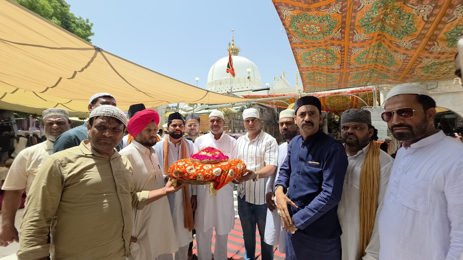 To mark the completion of 12 successful years of the Modi government, a havan and aarti were performed at the Sitaram Temple and a chadar was presented at the dargah.