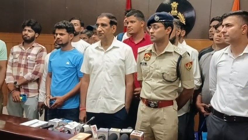मोबाइल मालिकों के साथ पुलिस अधीक्षक भूपेंद्र सिंह