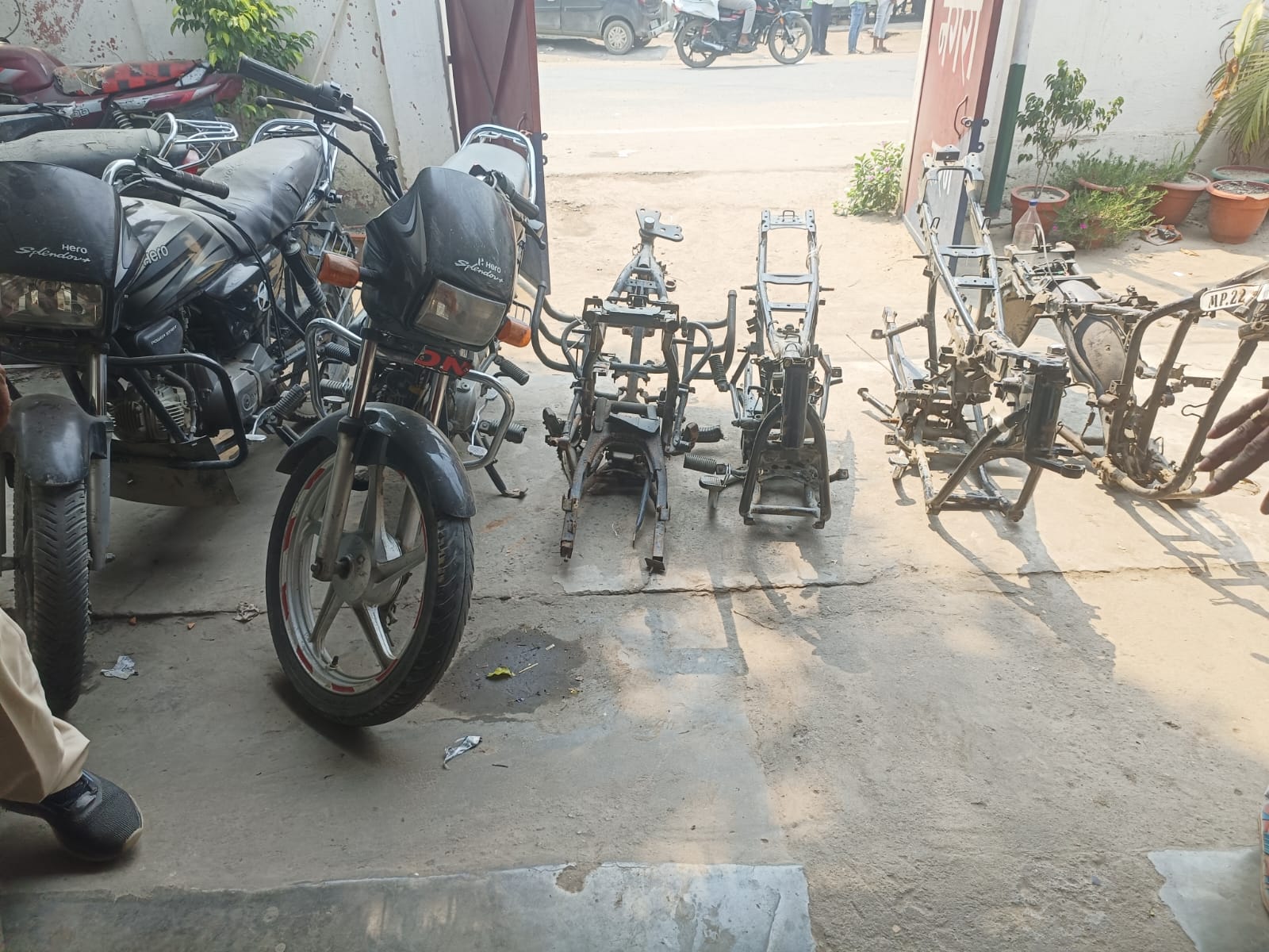 नगरा में मोटरसाइकिल चोर गिरोह का भंडाफोड़ पांच गिरफ्तार
