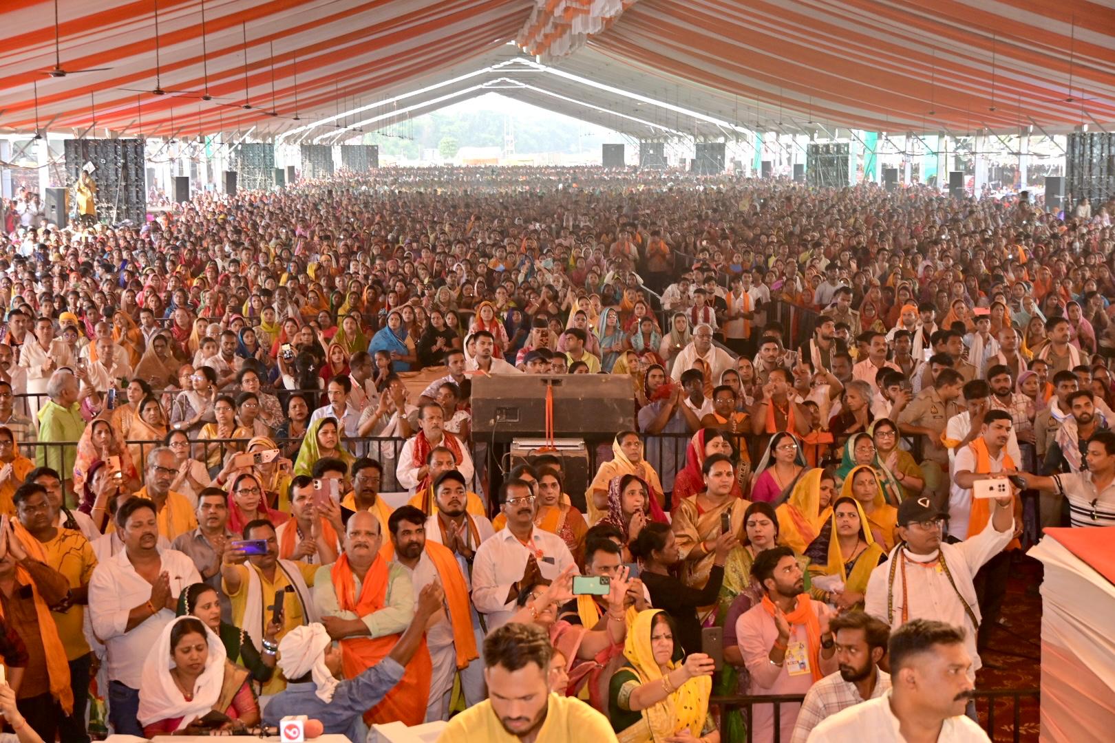 कथा करते पं प्रदीप मिश्र कथा करते पं प्रदीप मिश्र