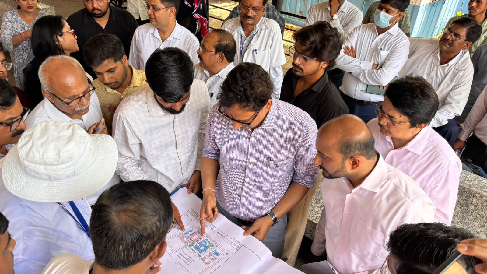 नक्शे का अवलोकन करते अधिकारी