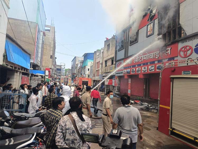 ऑटोमोबाइल शॉप में भीषण लगी भीषण आग