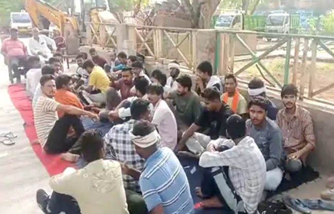 हड़ताल पर बैठे हुए सफाई कर्मचारी। हड़ताल पर बैठे हुए सफाई कर्मचारी।