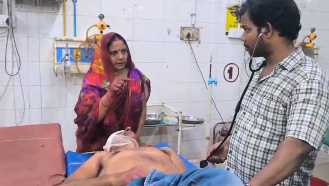 मारपीट में घायल युवक हॉस्पिटल में उपचार के दौरान