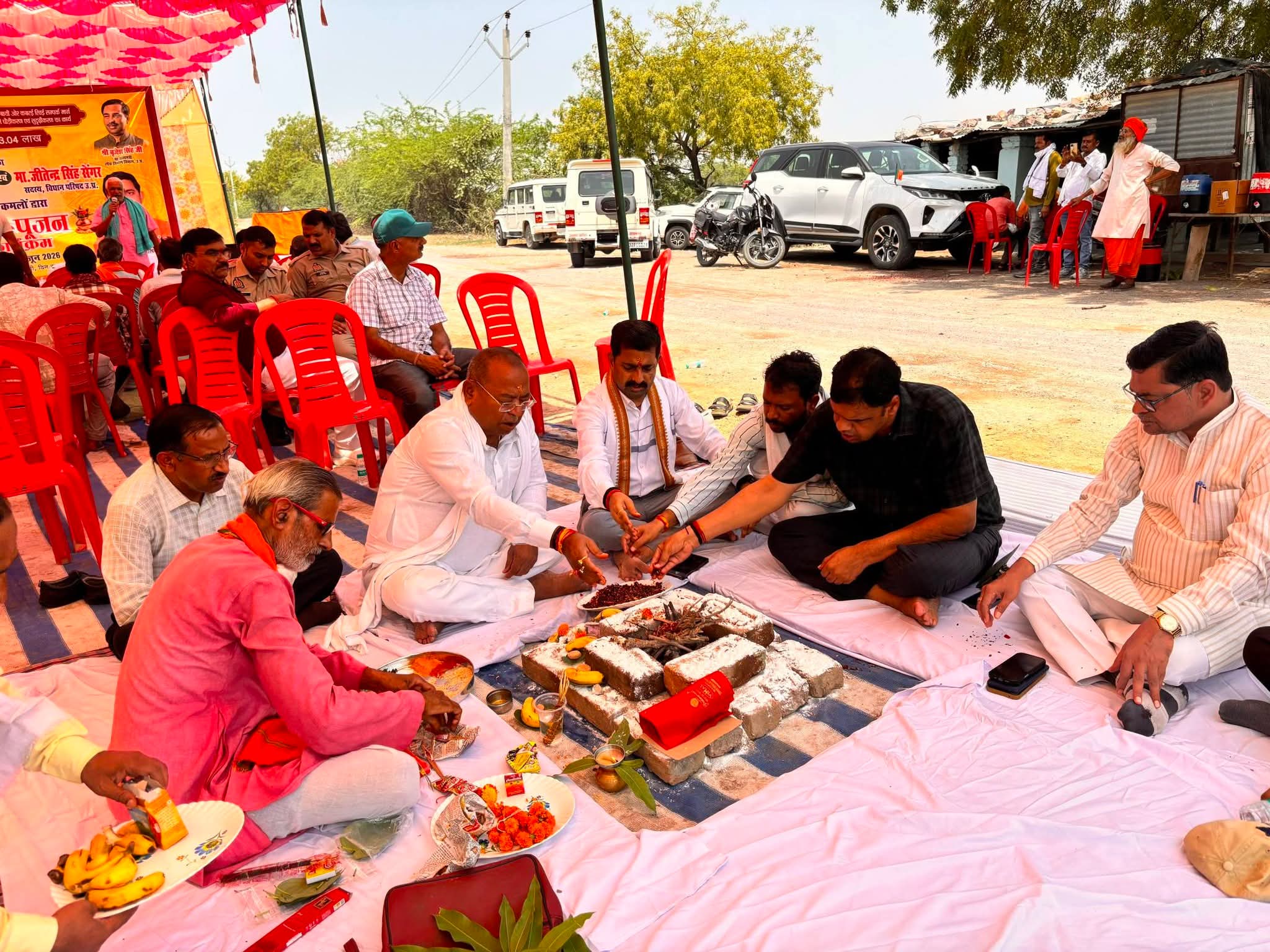 भूमिपूजन करते सदर विधायक भूमिपूजन करते सदर विधायक