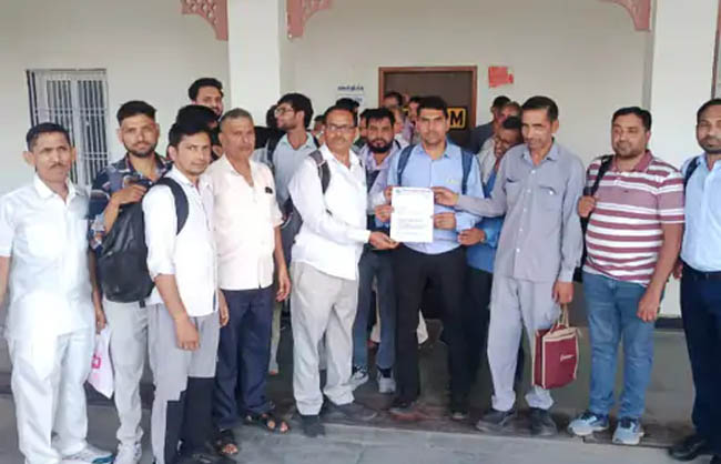 अटेली में स्टेशन अधीक्षक को ज्ञापन सौंपते हुए दैनिक रेलयात्री जागरूक मंच के सदस्यगण। अटेली में स्टेशन अधीक्षक को ज्ञापन सौंपते हुए दैनिक रेलयात्री जागरूक मंच के सदस्यगण।