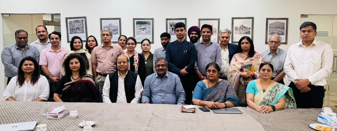 प्रोफेसर महादेव जायसवाल का स्वागत करते एसवीएसयू के कुलगुरु प्रोफ़ेसर दिनेश कुमार।