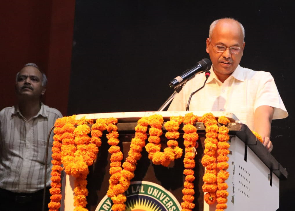 सिरसा में आयोजित कार्यक्रम को संबोधित करते एडीजीपी संजय कुमार। सिरसा में आयोजित कार्यक्रम को संबोधित करते एडीजीपी संजय कुमार।