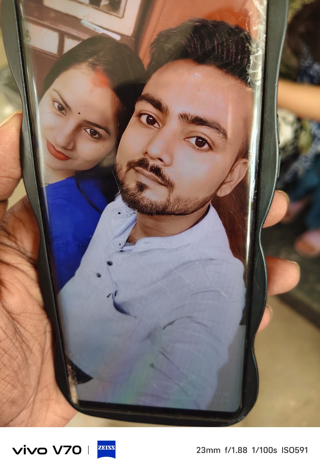 मृतक की फाइल फोटो में पत्नी के साथ