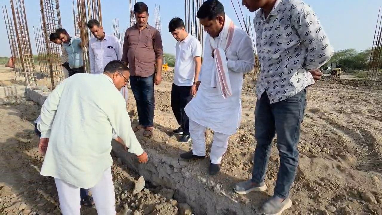 फालतू की बकवास मत करो...घटिया निर्माण देख विधायक ने मौके पर रुकवाया काम 4.16 करोड़ के पशु चिकित्सालय निर्माण में गुणवत्ता पर सवाल