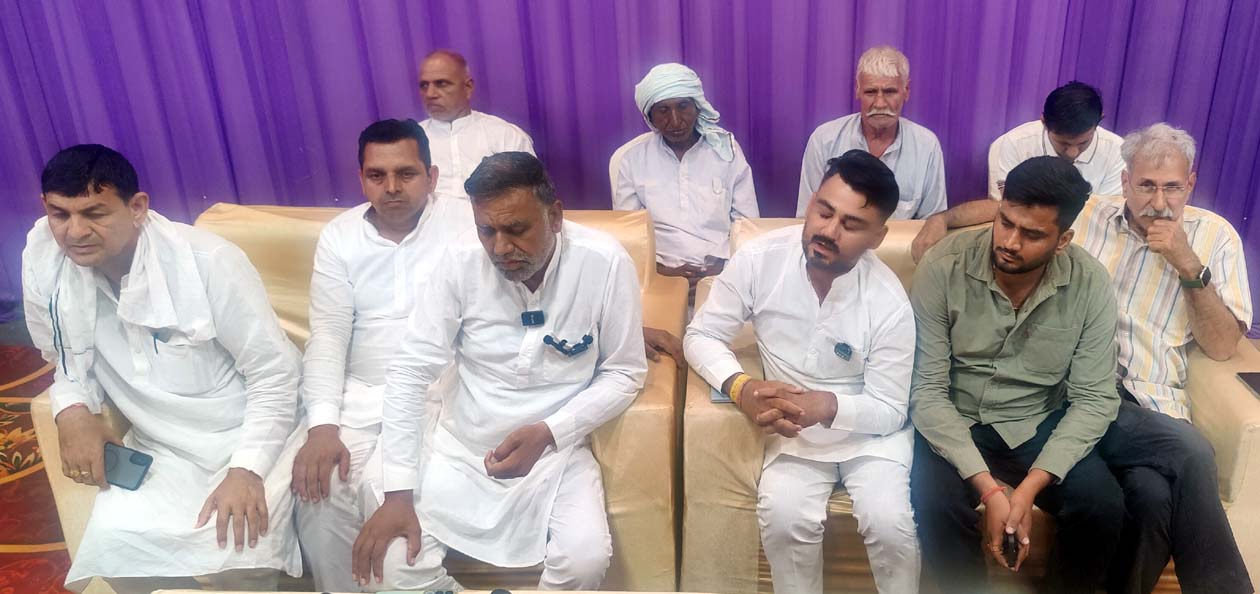 ‘महाराजा अरुट द्वार’ के निर्माण का विरोध जताते शहीद राव तुलाराम संघर्ष समिति के सदस्य। ‘महाराजा अरुट द्वार’ के निर्माण का विरोध जताते शहीद राव तुलाराम संघर्ष समिति के सदस्य।