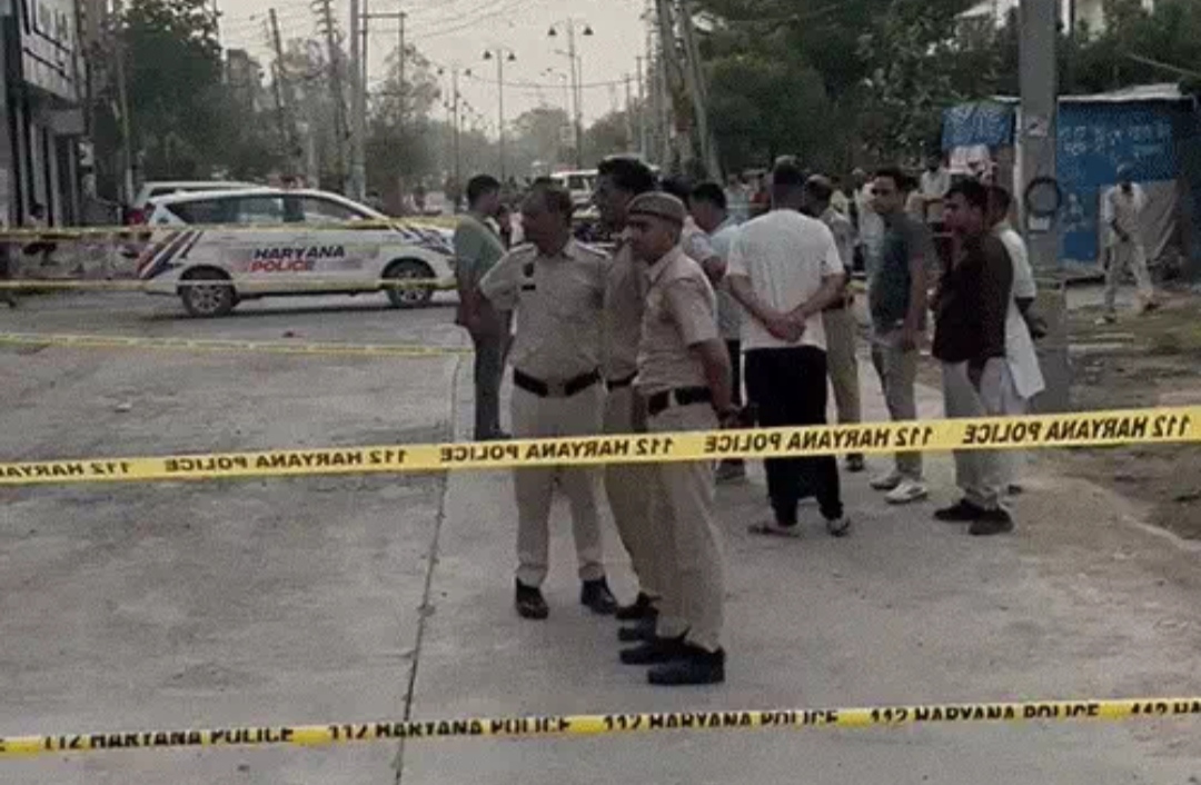 हत्या के बाद क्षेत्र को सील करके जांच करते पुलिस। हत्या के बाद क्षेत्र को सील करके जांच करते पुलिस।