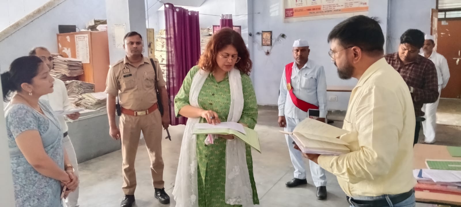 डूडा कार्यालय में निरीक्षण करतीं डीएम गजल भारद्वाज