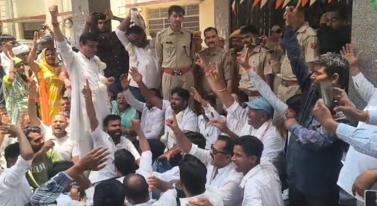 एसई कार्यालय के बाहर धरना देते कांग्रेसी
