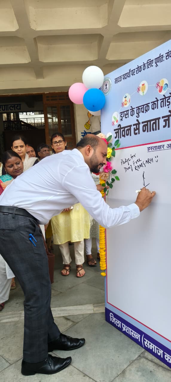 हस्ताक्षर अभियान में शामिल डीसी हस्ताक्षर अभियान में शामिल डीसी