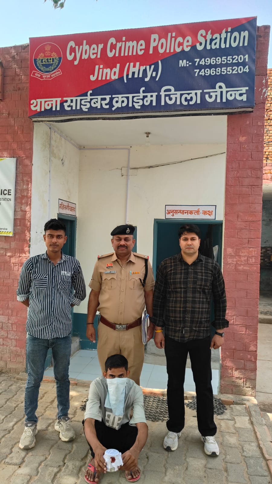 पुलिस गिरफ्त में आरोपित। पुलिस गिरफ्त में आरोपित।