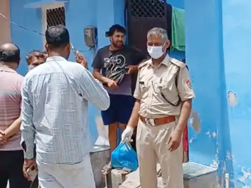 शव मिलने के बाद जांच करती पुलिस शव मिलने के बाद जांच करती पुलिस