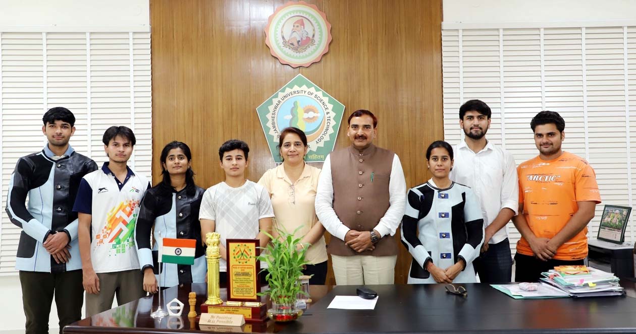 हरियाणा शूटिंग चैम्पियनशिप के लिए क्वालीफाई करने वाले शूटर्स को बधाई देते कुलपति प्रो. नरसी राम बिश्नोई।