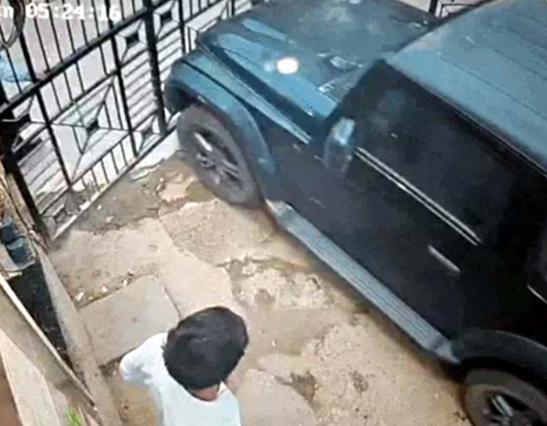 माैके पर खड़ी सिपाही की गाड़ी। माैके पर खड़ी सिपाही की गाड़ी।