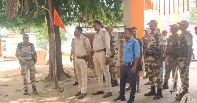 घटनास्थल पर तैनात पुलिस घटनास्थल पर तैनात पुलिस