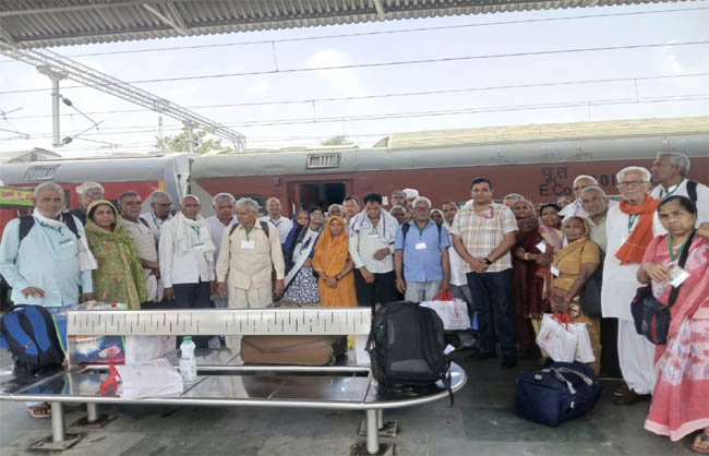 यात्रा पूरी करके रेवाड़ी जंक्शन पर मौजूद श्रद्धालु । यात्रा पूरी करके रेवाड़ी जंक्शन पर मौजूद श्रद्धालु ।