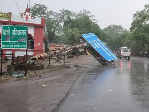 तेज बारिश और आंधी-तूफान के चलते साइन बोर्ड गिरा