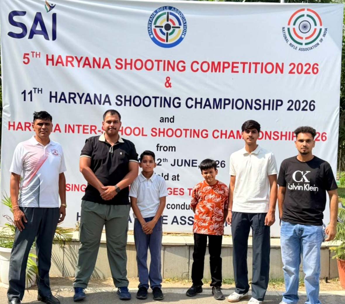 हांसी स्टेट चैंपियनशिप क्वालीफाई करने वाले खिलाड़ी अपने कोच अनिल कुमार व सतबीर के साथ।