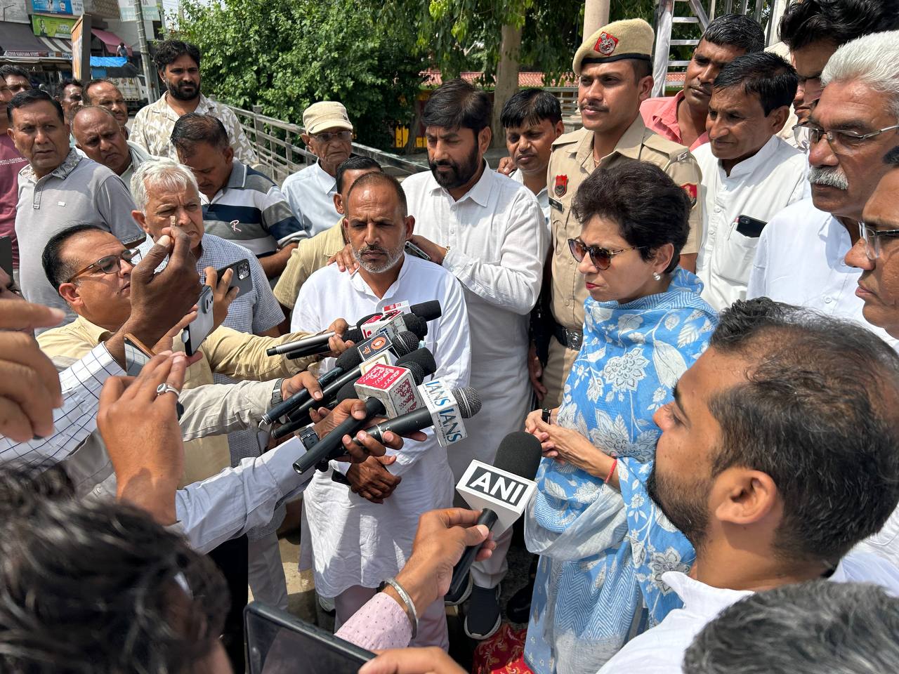 रोष प्रदर्शन के दौरान पत्रकारों से बातचीत करते हुए सांसद सैलजा।