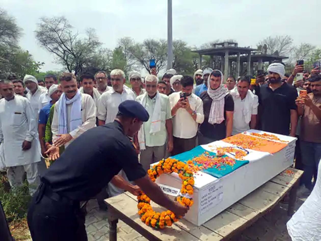 जवान रामबीर को श्रद्धांजलि देते सेना के अधिकारी व अन्य ग्रामीण।