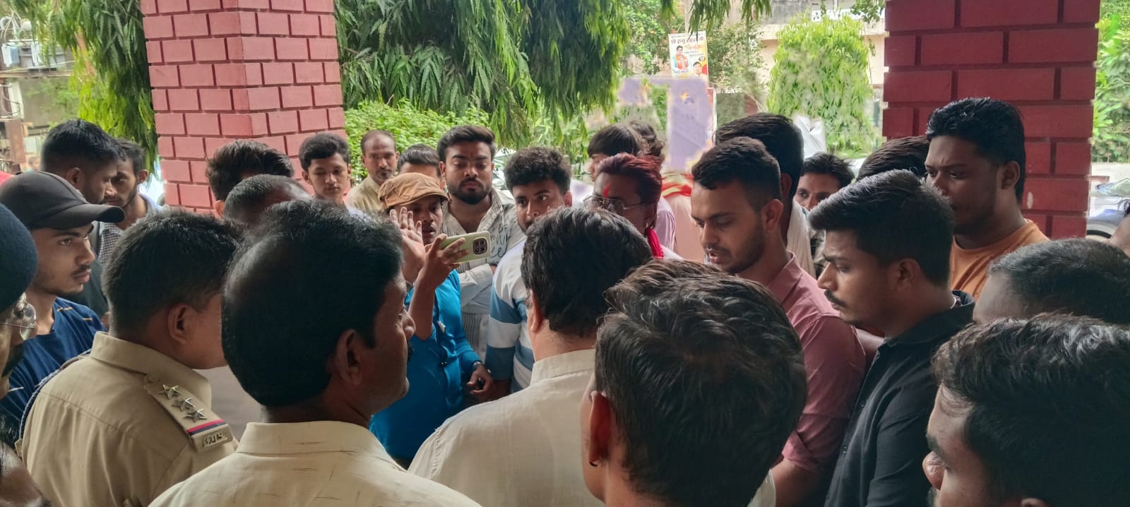 निगम कार्यालय के सामने युवाओ की भीड़। निगम कार्यालय के सामने युवाओ की भीड़।