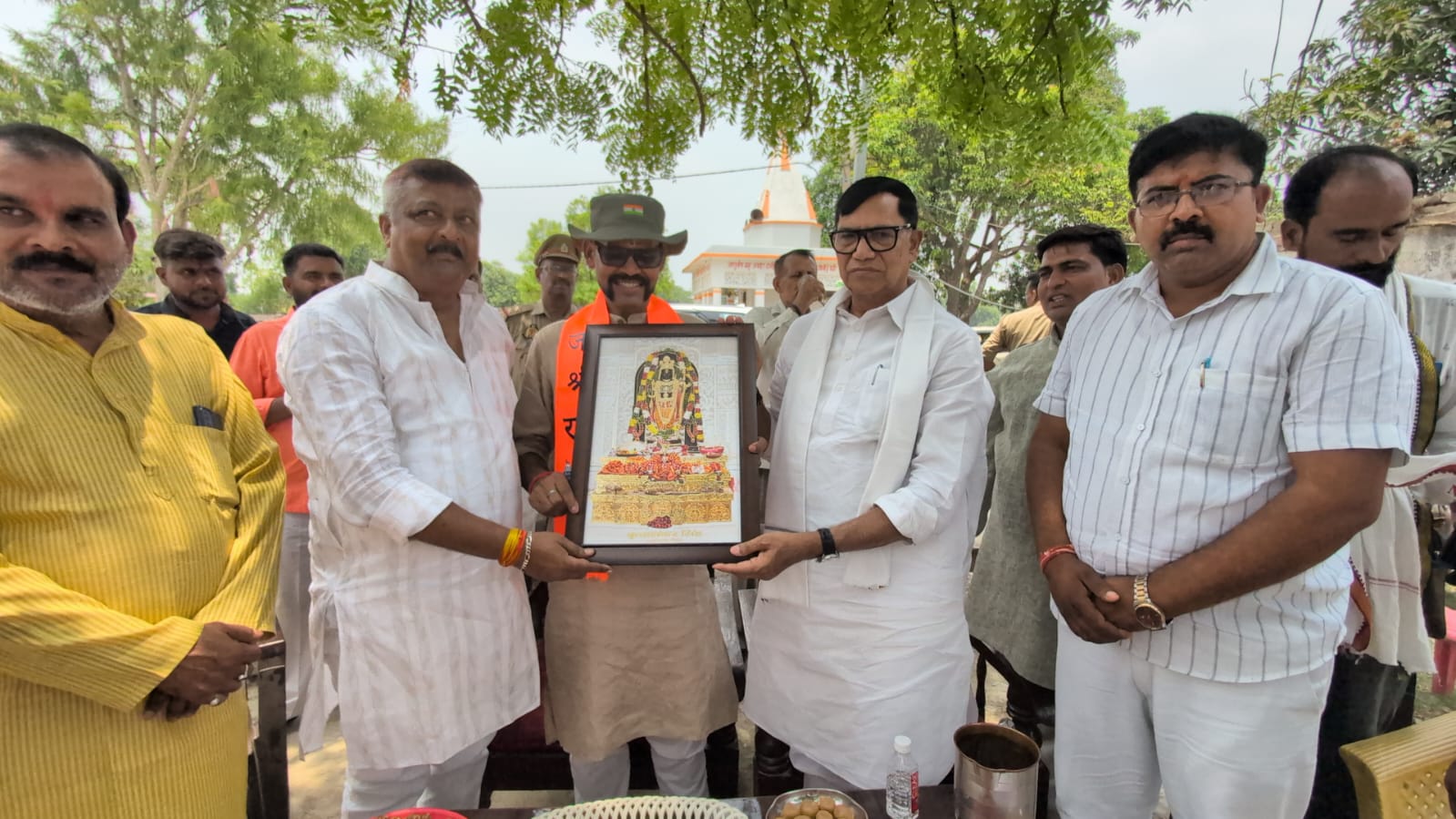पूर्व गृह राज्य मंत्री कृपा शंकर सिंह जन संपर्क अभियान के तहत लोगो को सम्मानित करते हुए पूर्व गृह राज्य मंत्री कृपा शंकर सिंह जन संपर्क अभियान के तहत लोगो को सम्मानित करते हुए
