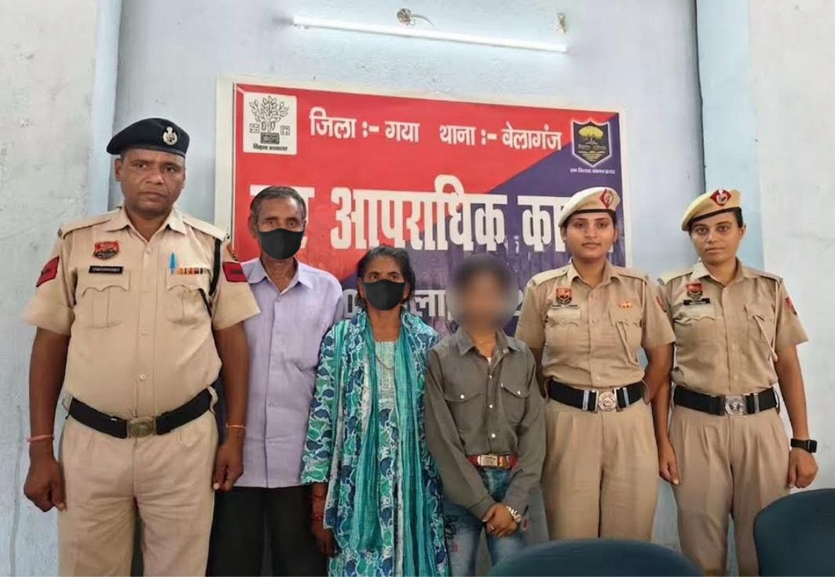 बिहार से ढूंढी लापता लडक़ी को परिजनों को सौंपती पुलिस बिहार से ढूंढी लापता लडक़ी को परिजनों को सौंपती पुलिस