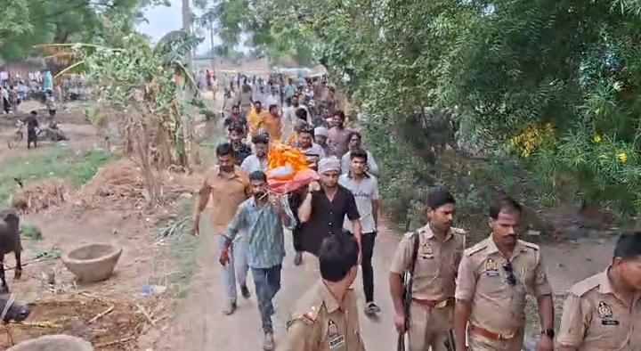 पुलिस सुरक्षा के बीच शव को लेकर जाते हुए परिजन