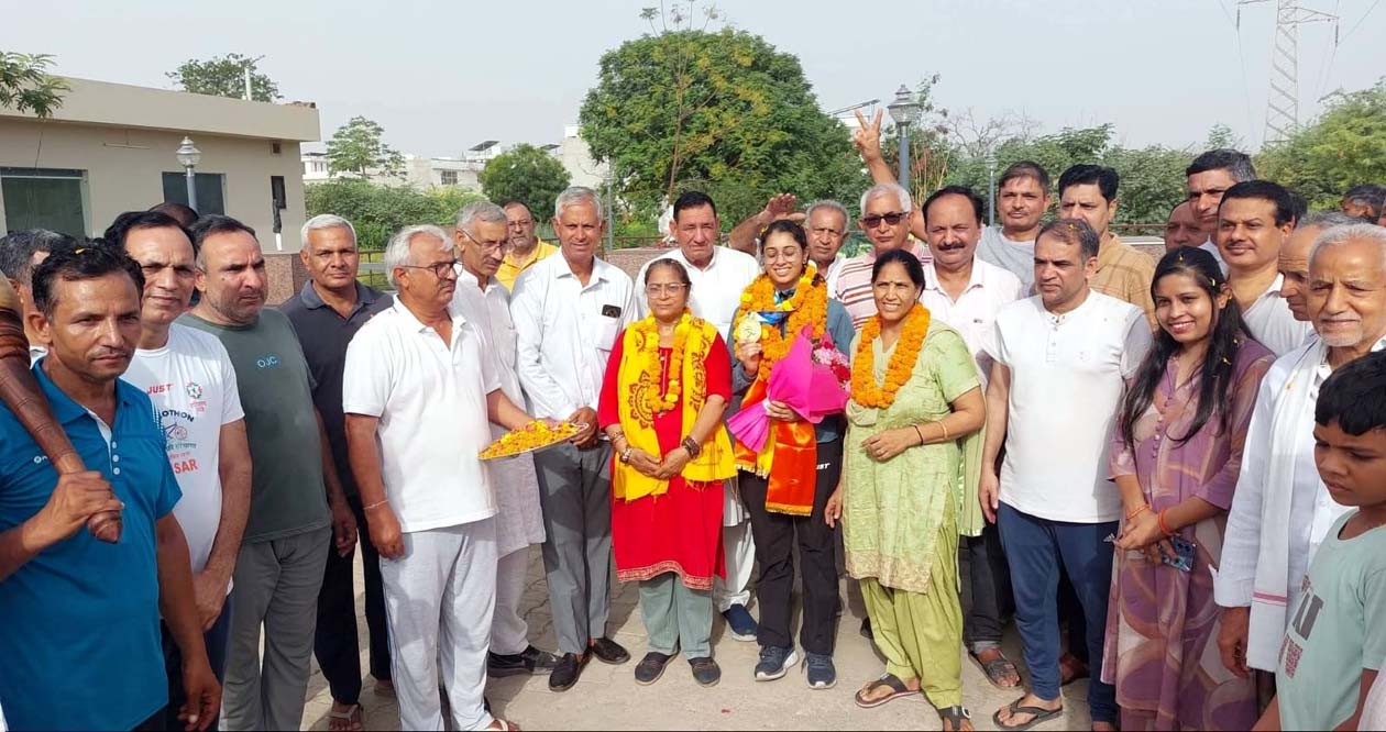 मधु का स्वागत करते कॉलोनी निवासी। मधु का स्वागत करते कॉलोनी निवासी।