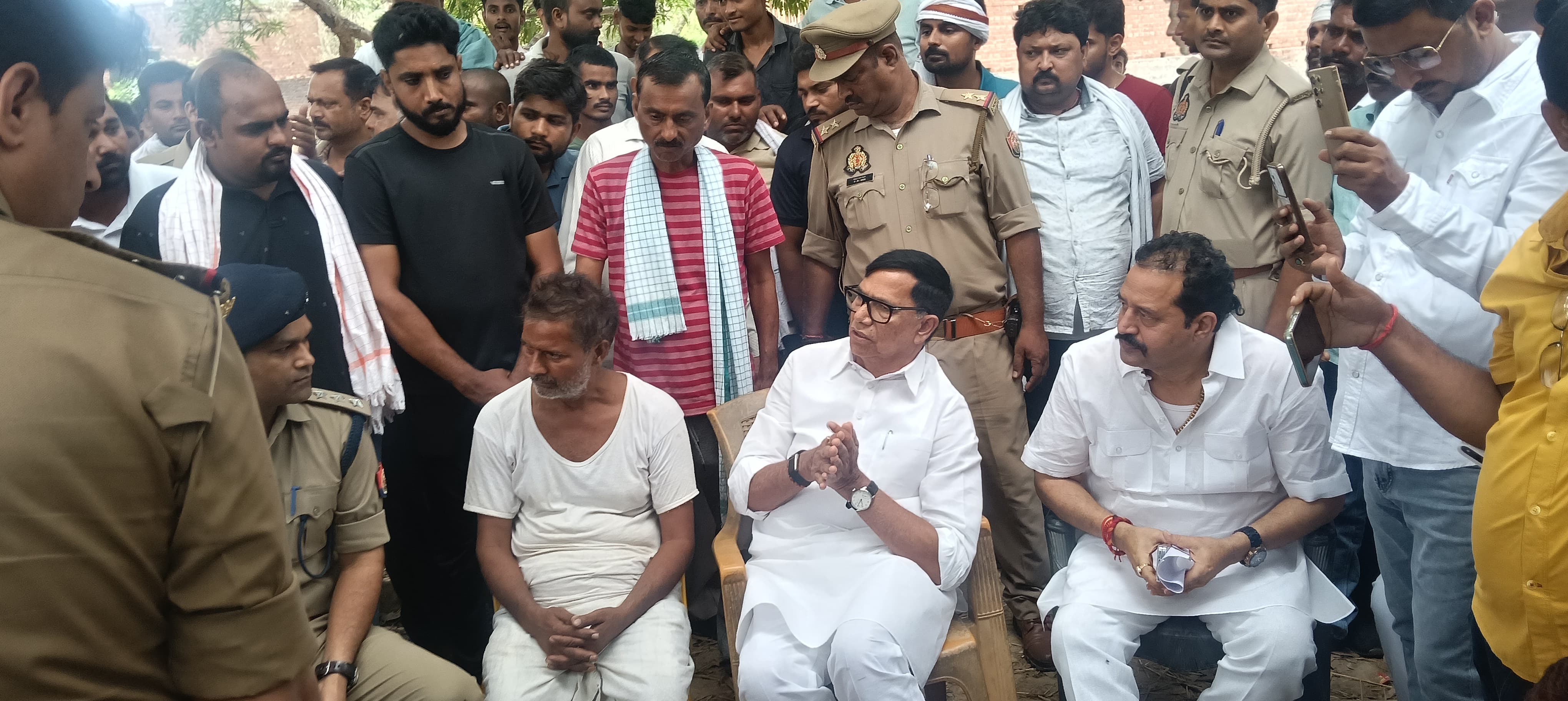 पूर्व गृह राज्यमंत्री कृपा शंकर सिंह परिजनों को समझाते हुए