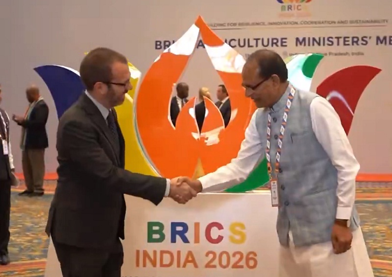 ब्रिक्स सम्मेलन में केन्द्रीय कृषि मंत्री चौहान विदेशी प्रतिनिधि का स्वागत करते हुए