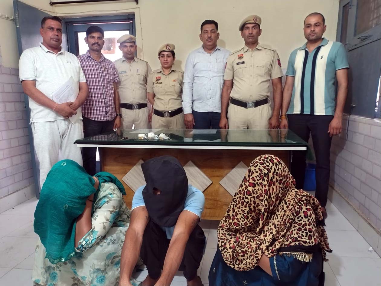 ज्वैलर्स शॉप में चोरी करने वाले दो महिलाओं सहित तीनो आरोपी पुलिस गिरफ्त में। ज्वैलर्स शॉप में चोरी करने वाले दो महिलाओं सहित तीनो आरोपी पुलिस गिरफ्त में।