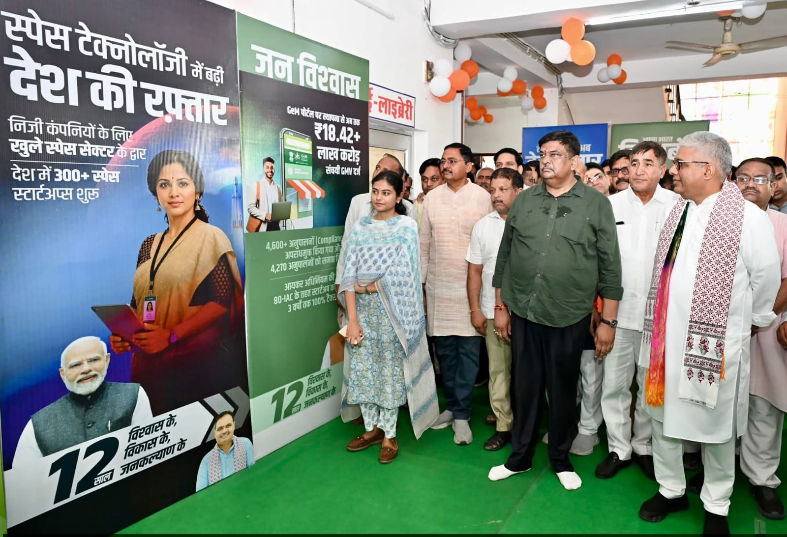अलवर. प्रदर्शनी का अवलोकन करते केंद्रीय मंत्री  व अन्य।