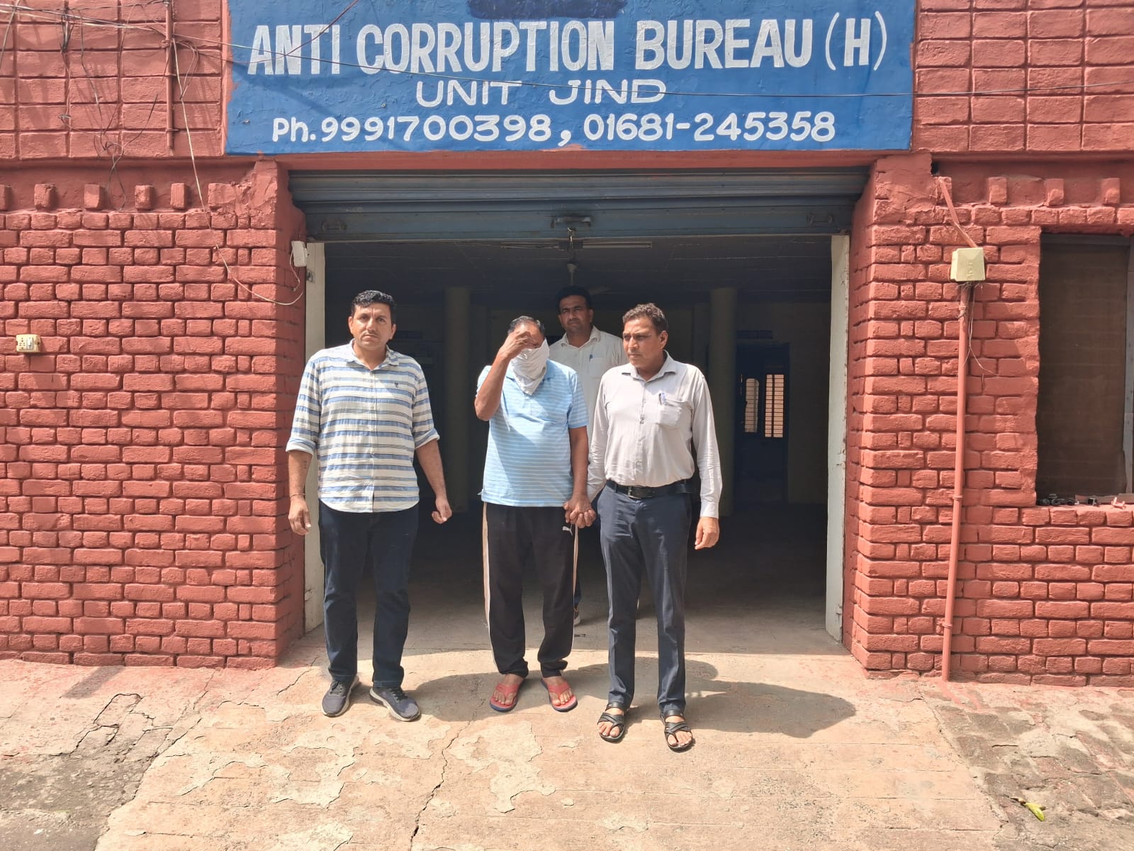 पुलिस गिरफ्त में आरोपित।