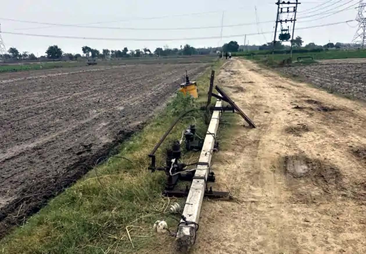 तेज आंधी से गिरे खंभे।