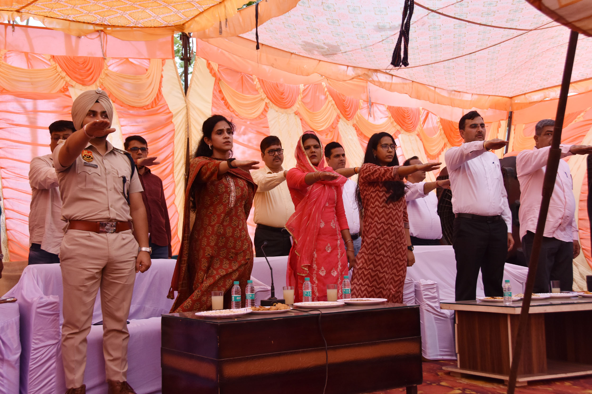 गांव दिल्लाेंवाली में जिला प्रशासन के रात्रि प्रवास के दाैरान ग्रामीणाें काे नशे के विराेध में शपथ दिलाते डीसी अपराजिता