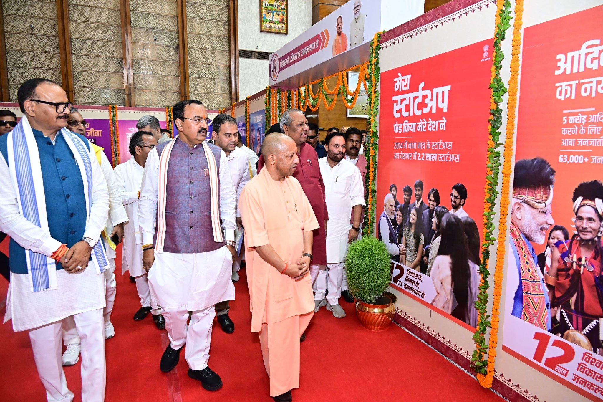 प्रदर्शनी का अवलोकन करते मुख्यमंत्री प्रदर्शनी का अवलोकन करते मुख्यमंत्री