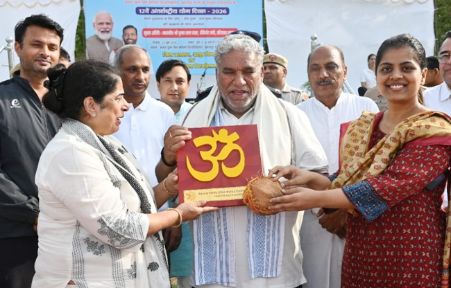 सोनीपत: भगत फूल सिंह महिला विश्वविद्यालय, खानपुर कलां में मंत्री कृष्ण लाल पंवार को स्मृति चिह्न हुए सोनीपत: भगत फूल सिंह महिला विश्वविद्यालय, खानपुर कलां में मंत्री कृष्ण लाल पंवार को स्मृति चिह्न हुए